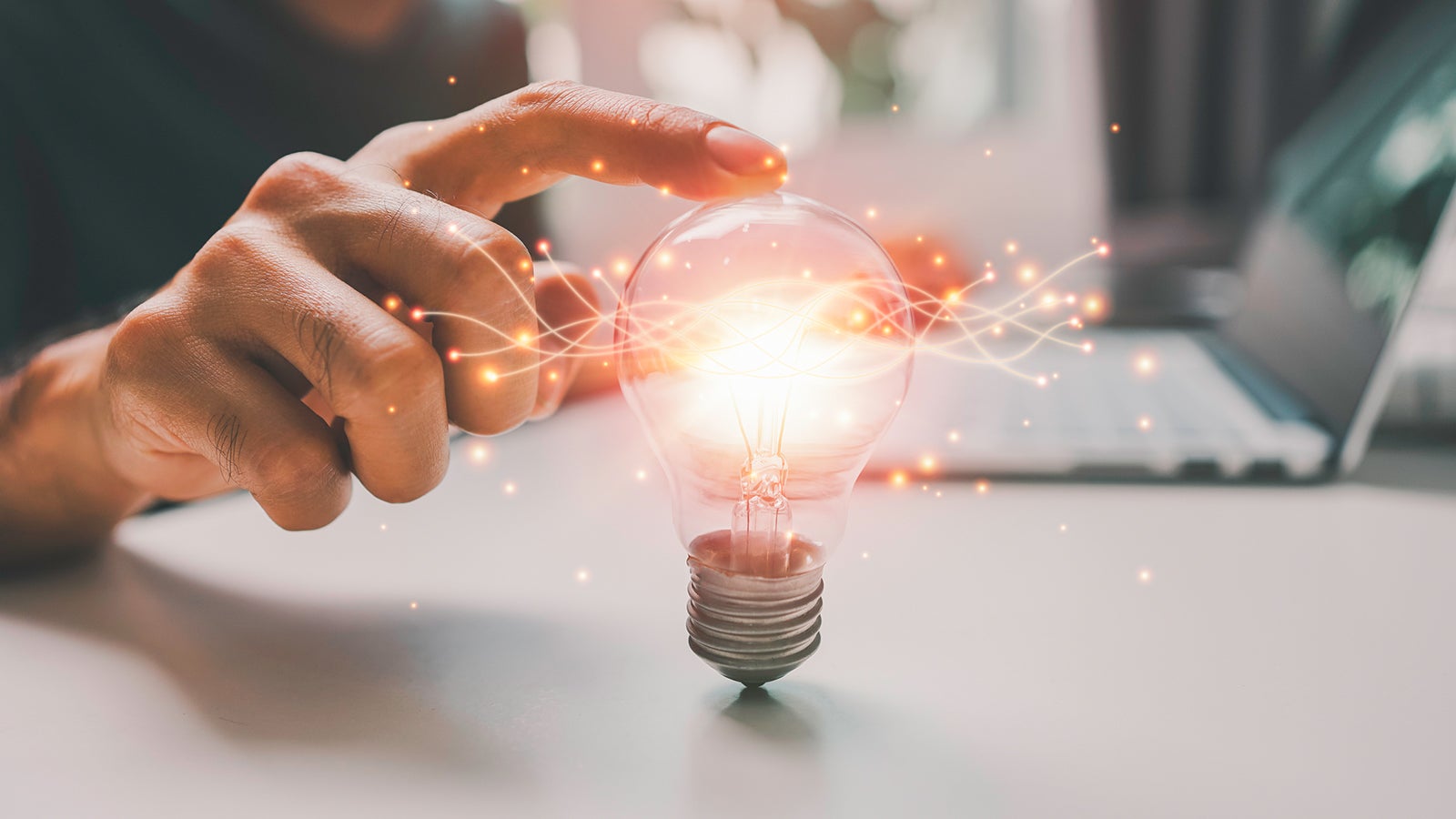 Warum wir im Winter häufiger Stromschläge bekommen